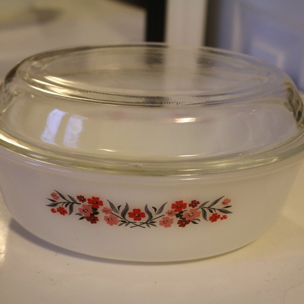Vintage Fire King Oval Milk Glass 1-1/2 QUART Primrose Casserole Dish w/ Lid 467